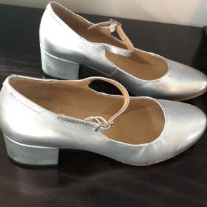 Mary Jane’s made in India it says size 6 ...but US size 8. Excellent condition.